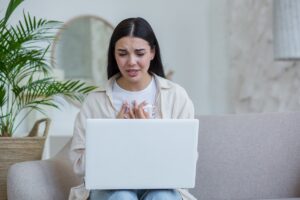 Como manter consistência entre atendimentos mesmo em semanas corridas 2 mulher em sua terapia online
